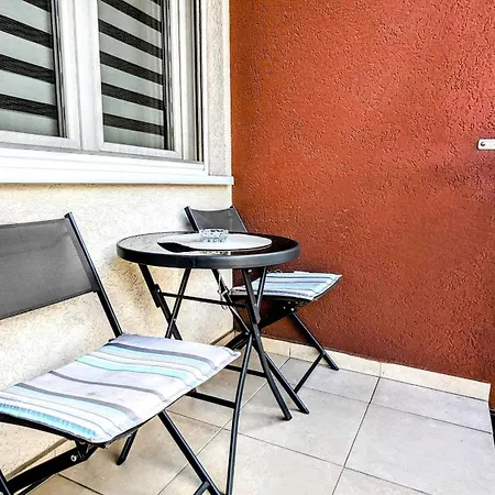 Spacious & Attractive 600m-7minuta Hoda Od Centra, Mogucnost Za Parking-apartmani-nsmilos * نوفي ساد